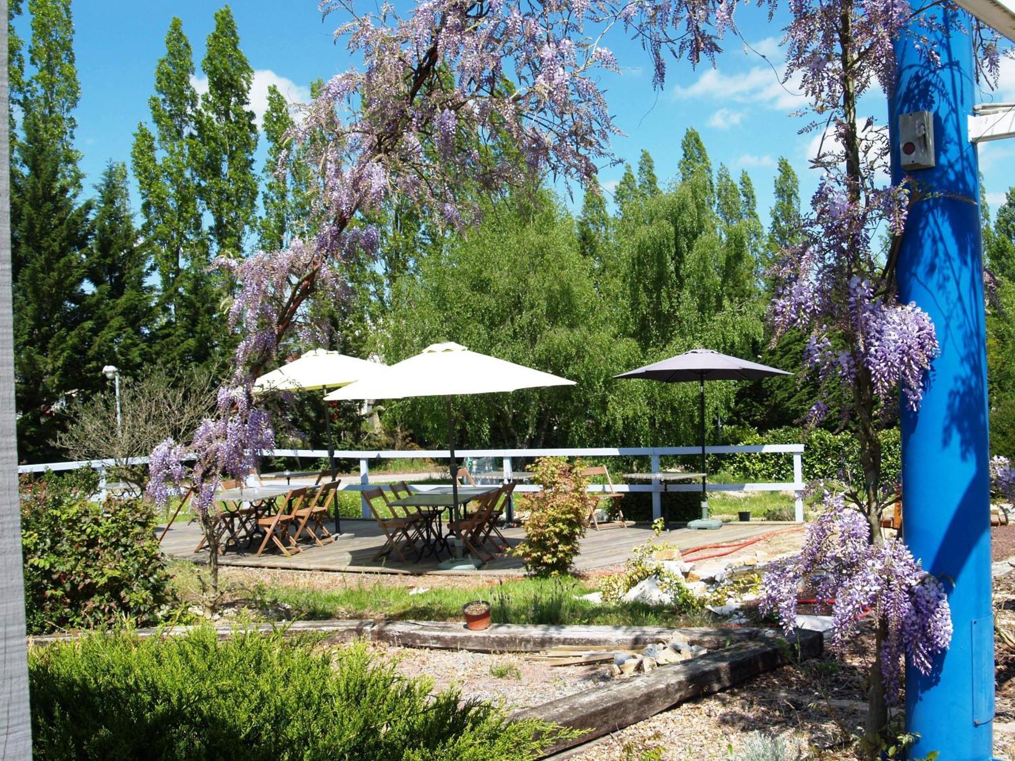 Hotel Au Relais Des Lilas Parthenay Exterior foto